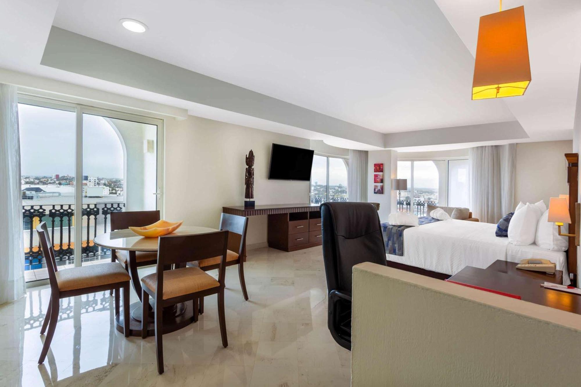 Suite con cama grande y balcón - No fumadores